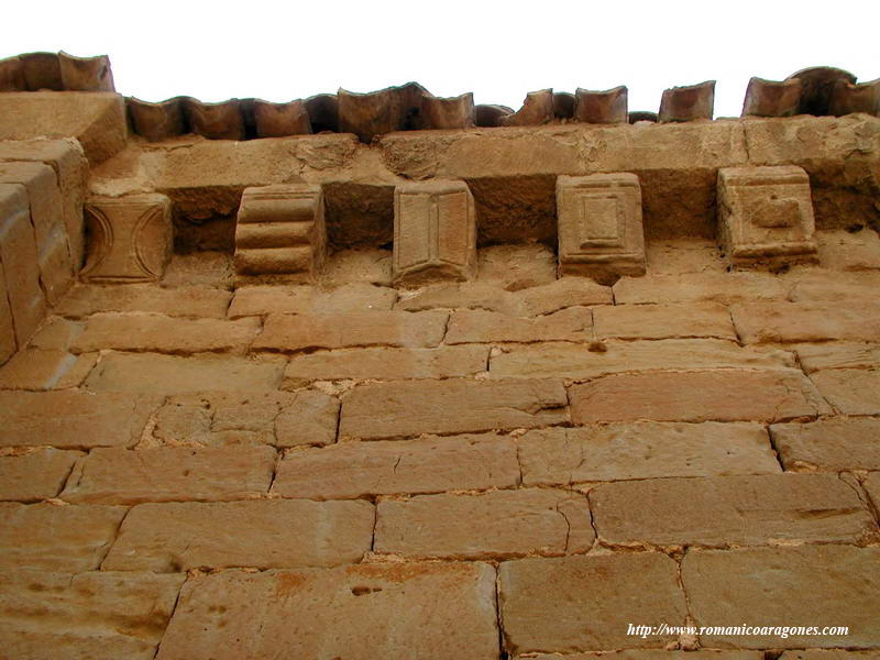 CANECILLOS EN MURO NORTE